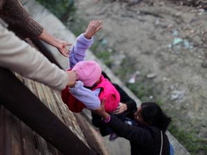 Imigran Honduras Susah Payah Lewati Tembok Perbatasan AS Imigran Honduras Susah Payah Lewati Tembok Perbatasan AS