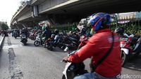 Parkir Liar Tumbuh Subur di Kolong Flyover Roxy
