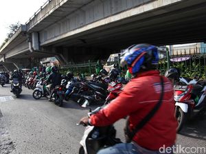 Parkir Liar Tumbuh Subur di Kolong Flyover Roxy