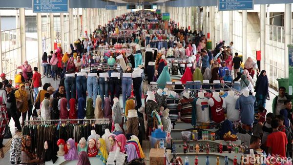 Wow! Ramainya Skybridge Tanah Abang Jelang Tahun Baru