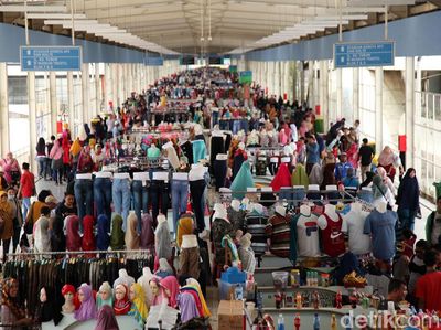 Wow! Ramainya Skybridge Tanah Abang Jelang Tahun Baru