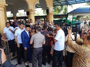 Mampir Salat di Masjid, Jokowi Ladeni Warga Binjai Foto dan Salaman