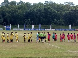 Ezra Walian Mudik dan Dampingi Coaching Clinic Pemain Cilik
