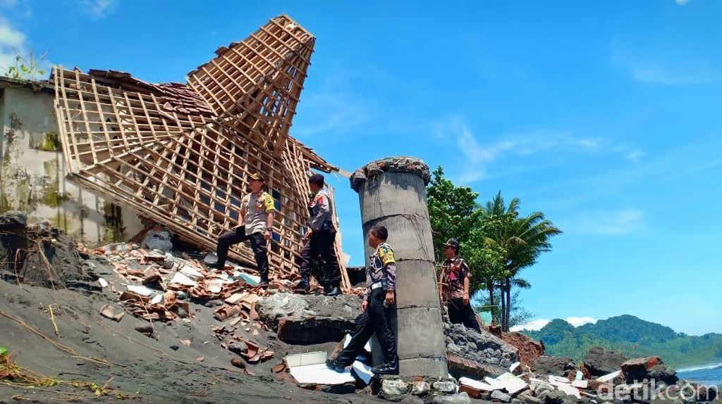 Abrasi Rusak Bangunan di Pantai Tempursari Lumajang