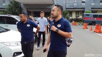 Pemain Timnas Indonesia di AFF 2010, di antaranya Ponaryo Astaman, Firman Utina, dan Maman Abdurrahman, mendatangi Polda Metro Jaya hari ini. (Ibnu Haryanto/detikSport)