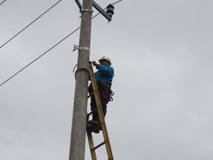 Pasang Listrik Pasca Tsunami Banten, Petugas PLN: Takut Ombak Naik