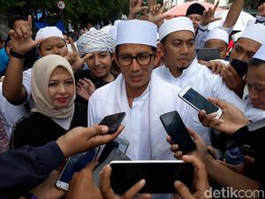 Cicipi Nasi Kebuli di Haul Habib Ali, Sandiaga: Ini Berkahnya
