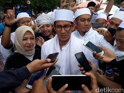Cicipi Nasi Kebuli di Haul Habib Ali, Sandiaga: Ini Berkahnya