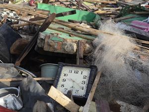 Jam Dinding Ini Menunjukan Waktu Terjadinya Tsunami Jam Dinding Ini Menunjukan Waktu Terjadinya Tsunami