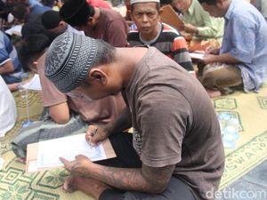 Warga Binaan Lapas Bondowoso Khatamkan Al-Quran dengan Menulis