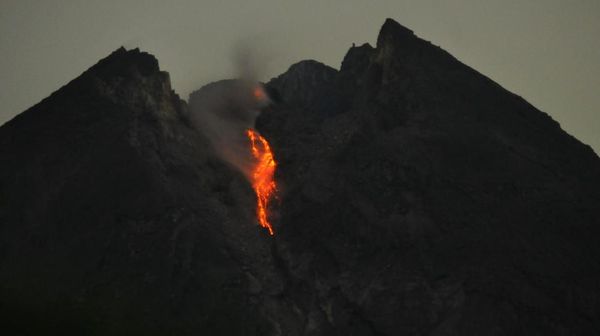 Ngeri! Guguran Lava Pijar Gunung Merapi