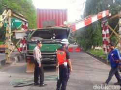 Truk Tronton Remuk Tabrak Besi Pengaman Rel KA Jurug Solo