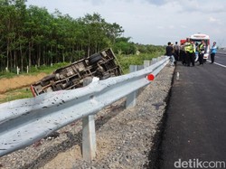 Sebuah Truk Tersungkur ke Parit di Tol Pemalang-Batang