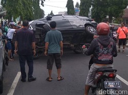 Tabrak Kendaraan Parkir, Mobil Calya Ini Terbalik di Tengah Jalan