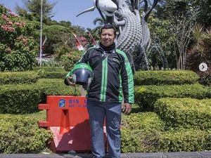 Cerita Driver Ojol yang Jalani Double Job Demi Sekolah Anak