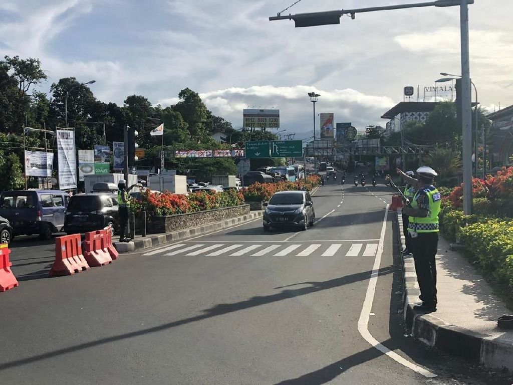 Puncak Diberlakukan Satu Arah ke Jakarta hingga Jelang Magrib Puncak Diberlakukan Satu Arah ke Jakarta hingga Jelang Magrib
