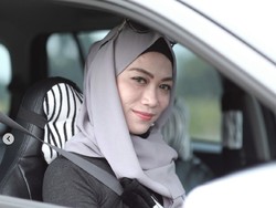 Belajar Mandiri dari Hijaber Cantik Driver Grab Ini Yuk