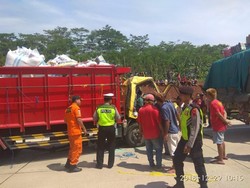 2 Truk Kecelakaan di Tol Batang-Semarang, 1 Tewas