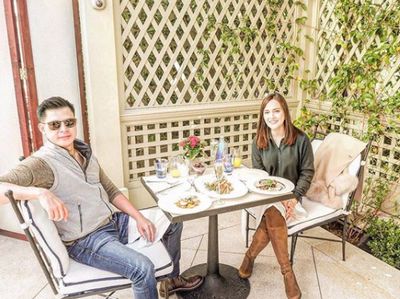 7 Potret Keromantisan Shandy Aulia Traveling Bareng Suami
