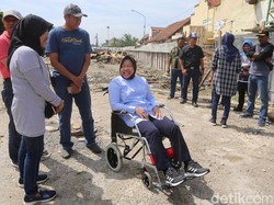 Berkursi Roda, Risma Tetap Gesit Sidak Pembangunan Rumah Pompa