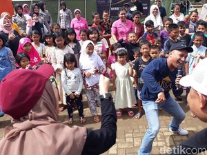 Keceriaan Anak-anak Pengungsi di Pandeglang Bersama CT Arsa