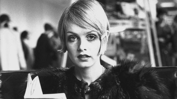 Masih Eksis di Usia 69, Model Twiggy Dapat Gelar Dame dari Ratu Elizabeth II