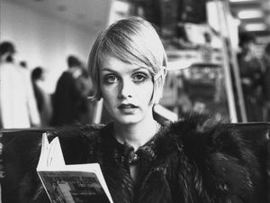 Masih Eksis di Usia 69, Model Twiggy Dapat Gelar Dame dari Ratu Elizabeth II