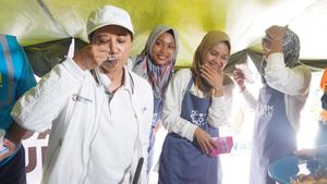 Kunjungi Korban Tsunami, Rini Soemarno Cicipi Masakan Relawan
