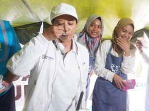 Kunjungi Korban Tsunami, Rini Soemarno Cicipi Masakan Relawan