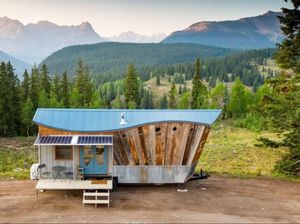 Rumah Mungil di Kaki Gunung Rocky