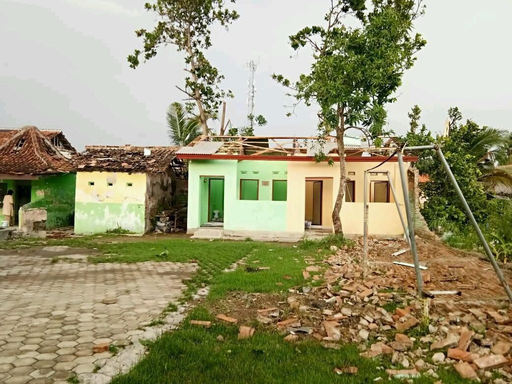 Nasib Rumah-rumah Tak Bergenting Usai Diterjang Puting Beliung Nasib Rumah-rumah Tak Bergenting Usai Diterjang Puting Beliung