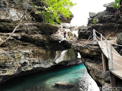 Yang Keren dari Maluku Tengah: Pantai Batu Lubang