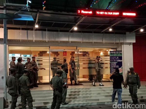 Suasana Penutupan Diskotek Play A Sure di Jakpus