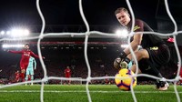 Kiper Arsenal, Bernd Leno, harus menelan pil pahit. Gawangnya berulang kali dibobol Liverpool. (Foto: Clive Brunskill/Getty Images)