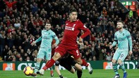 Gol itu bikin Liverpool bangkit. Roberto Firmino membawa Liverpool balik unggul 2-1 lima menit berselang lewat gol-gol di menit ke-14 dan ke-16. (Foto: Carl Recine/Reuters)