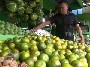 Inspiratif! Polisi Dagang Buah-buahan Demi Asuh Puluhan Anak Inspiratif! Polisi Dagang Buah-buahan Demi Asuh Puluhan Anak
