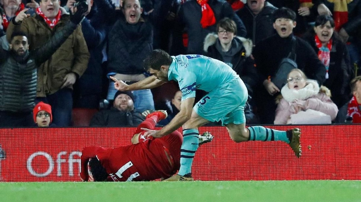 Sokratis dan Virgil van Dijk ribut di lorong pemain Stadion Anfield. (Foto: Phil Noble/Reuters)