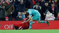 Pertandingan berjalan lebih sengit. Sokratis Papastathopoulos sampai harus terlibat perselisihan dengan Salah. (Foto: Phil Noble/Reuters)