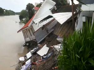 Diterjang Badai, Rumah-rumah di Filipina Ambles ke Kali