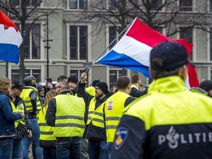 Demo Rompi Kuning di Belanda Ricuh, 8 Orang Ditangkap Demo Rompi Kuning di Belanda Ricuh, 8 Orang Ditangkap