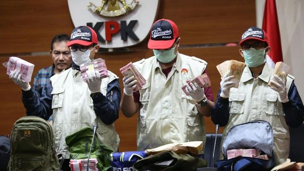 Foto: KPK Tunjukkan Duit Miliaran Rupiah Bukti Suap Pejabat PUPR