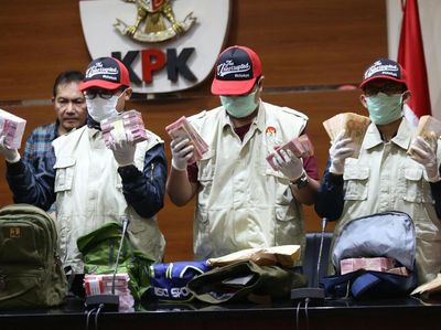 Foto: KPK Tunjukkan Duit Miliaran Rupiah Bukti Suap Pejabat PUPR