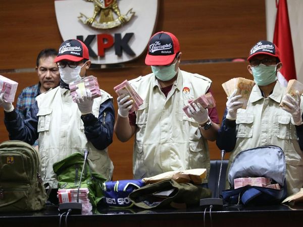 Foto: KPK Tunjukkan Duit Miliaran Rupiah Bukti Suap Pejabat PUPR