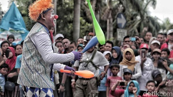 Atraksi Badut Galang Dana untuk Korban Tsunami Selat Sunda di CFD
