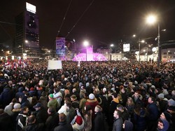 Tegang! Kubu Pro Pemerintah Serbia dan Oposisi Berhadap-hadapan