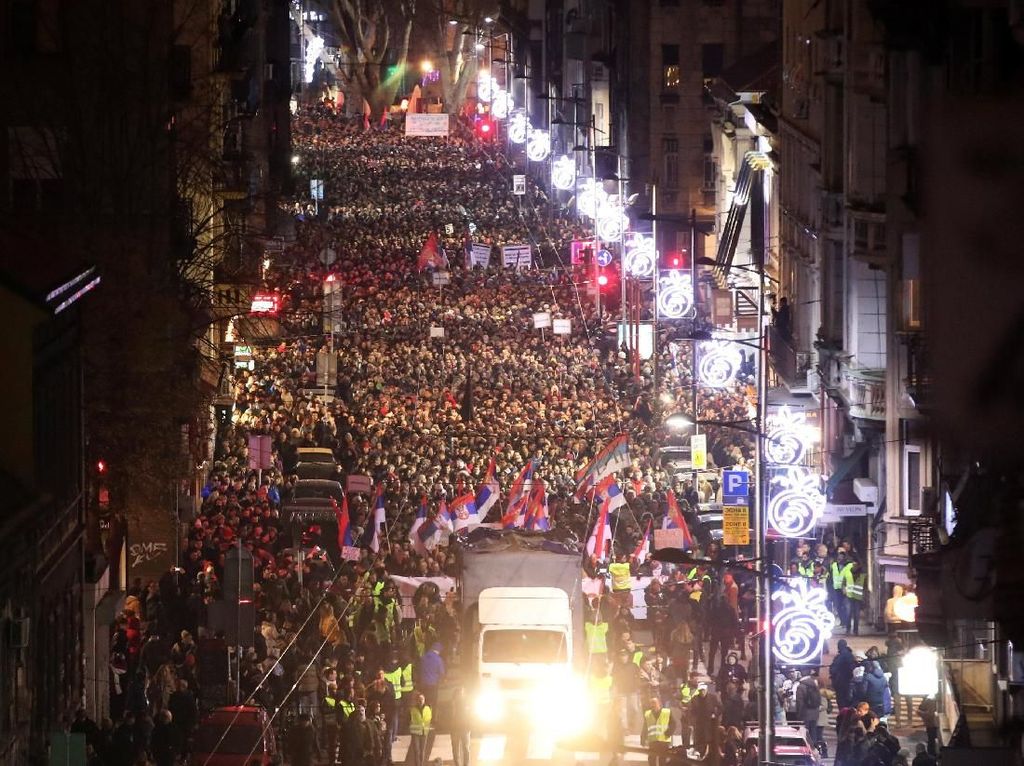 Tuntut Kebebasan Media, Warga Serbia Demo Presiden Vucic Tuntut Kebebasan Media, Warga Serbia Demo Presiden Vucic