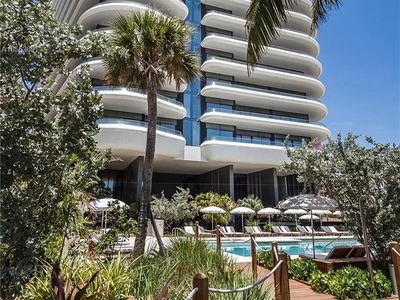 Mewah! Apartemen Rp 200 M Jadi Kado Natal Kanye West untuk Kim Kardashian