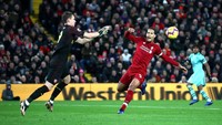 Bernd Leno bukan cuma dapat ancaman dari penyerang Liverpool. Bek Si Merah, Virgil van Dijk, juga ikut membuat ancaman. (Foto: Clive Brunskill/Getty Images)