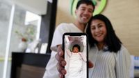 Wajah Bahagia Tarra Budiman dan Istri Dikaruniai Anak Pertama