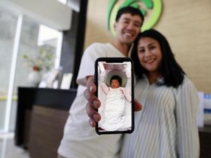 Wajah Bahagia Tarra Budiman dan Istri Dikaruniai Anak Pertama